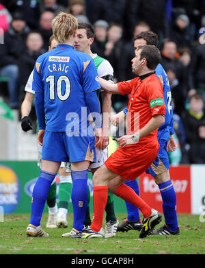 Liam Miller et St Johsntones Liam Craig d'Hibernian se disputent lors du match de la première ligue de la Banque Clydesdale à Easter Park, Édimbourg. Banque D'Images