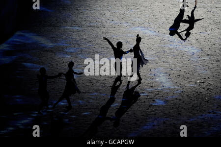 Les interprètes ont fait la cérémonie de clôture des Jeux olympiques d'hiver de 2010 au stade BC, à Vancouver, au Canada. Banque D'Images