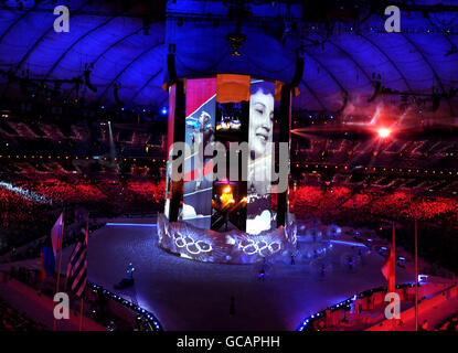 Les interprètes ont fait la cérémonie de clôture des Jeux olympiques d'hiver de 2010 au stade BC, à Vancouver, au Canada. Banque D'Images