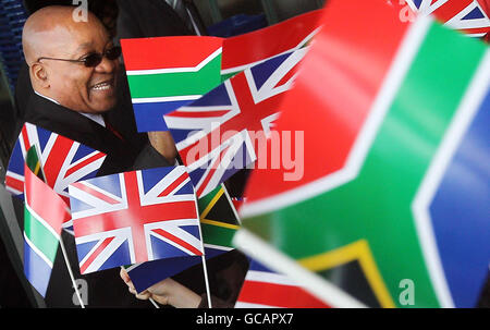 Le président sud-africain Jacob Zuma rencontre le public lors d'une visite dans un magasin de Sainsbury à Greenwich, Londres. Banque D'Images