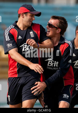 Cricket - England nets session - Shagoreka Cricket Ground.Tim Bresnan et Graeme Swann d'Angleterre lors d'une session de filets au terrain de cricket de Shagoreka, Chittagong. Banque D'Images