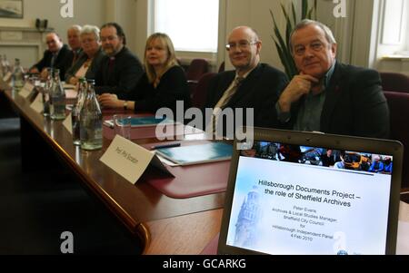 L'évêque de Liverpool, le révérend James Jones, (quatrième à gauche), dirige le Groupe indépendant de Hillsborough, le groupe créé pour étudier des documents précédemment secrets relatifs à la tragédie de Hillsborough, lorsqu'ils se rencontrent pour la première fois à Liverpool. Banque D'Images