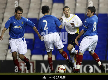 Football - FA Youth Cup - quatrième tour - Tottenham Hotspur v Portsmouth - White Hart Lane.Ryan Fredericks de Tottenham Hotspur (deuxième à droite) passe devant trois défenseurs de Portsmouth pendant le match de la 4e ronde de la coupe de la jeunesse FA Banque D'Images