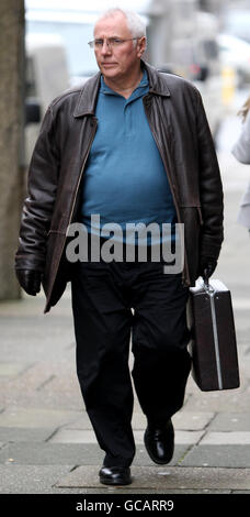 Trevor Hicks, membre du groupe de soutien à la famille Hillsborough, arrive à la rencontre du Groupe indépendant Hillsborough, le groupe créé pour étudier des documents précédemment secrets relatifs à la tragédie de Hillsborough, alors qu'ils se rencontrent pour la première fois à Liverpool. Banque D'Images