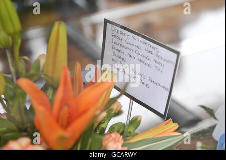 Un message sur un hommage floral aux funérailles du capitaine Daniel Read, 31 ans, du 11 explosif Ordnance Disposal Regiment, Royal Logistic corps, à la Cathédrale de Truro, en Cornouailles. APPUYEZ SUR ASSOCIATION photo. Date de la photo : jeudi 4 février 2010. L'élimination de la bombe de Kent, âgée de 31 ans, faisait partie d'un groupe de travail chargé de contrer les engins explosifs improvisés (DEI) et de soutenir un groupe de combat lorsqu'il a été tué lors d'une explosion dans la région de Musa Qaleh, dans le nord de la province d'Helmand, le 11 janvier. Voir l'histoire de PA FUNÉRAILLES Afghanistan. Le crédit photo devrait se lire : Ben Birchall/PA Wire Banque D'Images