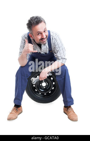 Concept d'appel avec handsome mechanic avec spanner faisant un geste avec la main isolé sur fond blanc Banque D'Images