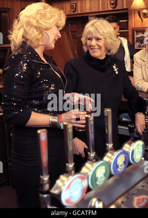 La duchesse de Cornwall rencontre les acteurs Beverley Callard, qui joue la landlady Liz McDonald (à gauche) lors d'une visite à The Rovers Return lors de sa visite à l'ensemble de Coronation Street à Manchester. Banque D'Images