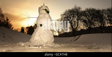 Un bonhomme de neige au parc Kelvingrove de Glasgow après une chute de neige fraîche la nuit. Banque D'Images