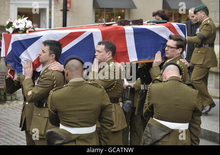 Le drapeau de l'Union a drapé le cercueil du capitaine Daniel Read, 31 ans, du 11 explosif Ordnance Disposal Regiment, Royal Logistic corps, est porté avec les honneurs complets de la cathédrale de Truro, dans les Cornouailles pendant ses funérailles. APPUYEZ SUR ASSOCIATION photo. Date de la photo : jeudi 4 février 2010. L'élimination de la bombe de Kent, âgée de 31 ans, faisait partie d'un groupe de travail chargé de contrer les engins explosifs improvisés (DEI) et de soutenir un groupe de combat lorsqu'il a été tué lors d'une explosion dans la région de Musa Qaleh, dans le nord de la province d'Helmand, le 11 janvier. Voir l'histoire de PA FUNÉRAILLES Afghanistan. Le crédit photo devrait se lire : Ben Birchall/PA Wire Banque D'Images