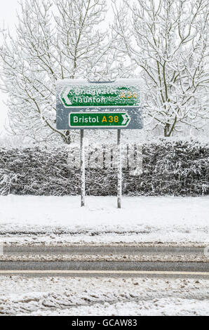 La direction de Bristol, Bridgwater et Taunton sur l'A38 couverts de neige à Churchill, North Somerset, Angleterre. Banque D'Images