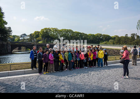 Les voyageurs au pont Nijubashi,Imperial Palace,Chiyoda-Ku Tokyo,Japon, Banque D'Images