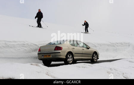 Skieurs d'Allenheads, dans le Northumberland, qui a été couvert de neige pendant la majeure partie de l'hiver. Banque D'Images