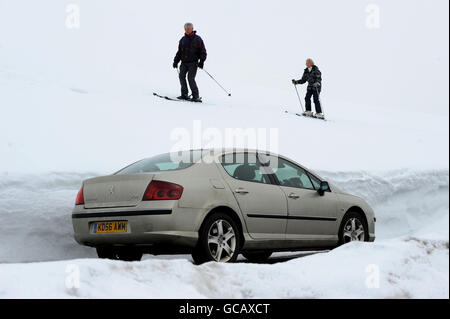 Temps d'hiver fév.Skieurs d'Allenheads, dans le Northumberland, qui a été couvert de neige pendant la majeure partie de l'hiver. Banque D'Images