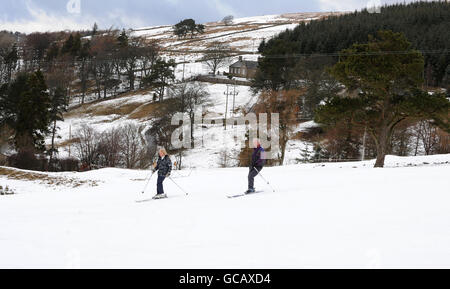 Skieurs d'Allenheads, dans le Northumberland, qui a été couvert de neige pendant la majeure partie de l'hiver. Banque D'Images