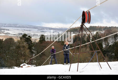 Temps d'hiver fév.Skieurs d'Allenheads, dans le Northumberland, qui a été couvert de neige pendant la majeure partie de l'hiver. Banque D'Images