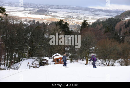 Temps d'hiver fév.Skieurs d'Allenheads, dans le Northumberland, qui a été couvert de neige pendant la majeure partie de l'hiver. Banque D'Images