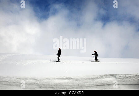 Temps d'hiver fév.Skieurs d'Allenheads, dans le Northumberland, qui a été couvert de neige pendant la majeure partie de l'hiver. Banque D'Images