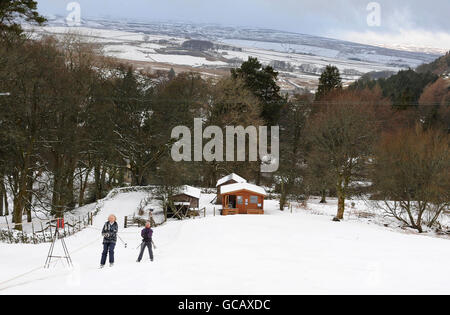 Skieurs d'Allenheads, dans le Northumberland, qui a été couvert de neige pendant la majeure partie de l'hiver. Banque D'Images