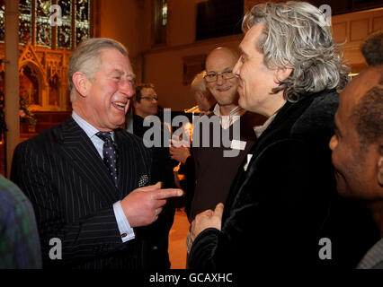 Le Prince de Galles discute avec Michael Emmett lors d'une visite au St mellitus College, église St Paul, Londres. Banque D'Images