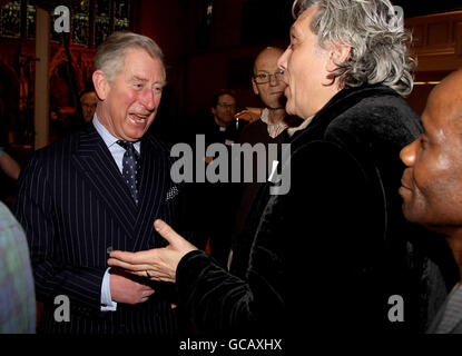 Le Prince de Galles discute avec Michael Emmett lors d'une visite au St mellitus College, église St Paul, Londres. Banque D'Images