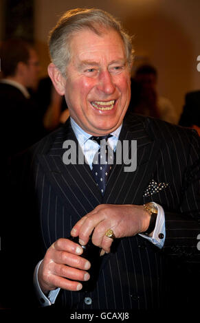 Le Prince de Galles reçoit un pot de confiture lors d'une visite au St mellitus College, église St Paul, Londres. Banque D'Images