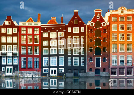 Maisons de quartier, Amsterdam Damrak Banque D'Images