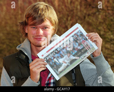 Gareth Copley, photographe de l'Association de presse, détient une copie de la photographie, montrant le batteur d'Angleterre Jonathan Trott en train d'être à court pendant le cinquième test des cendres au Brit Oval, qui a remporté la section action sportive du concours World Press photo. Banque D'Images