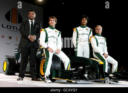 (Gauche-droite) principe de l'équipe Lotus Tony Fernandes, Jarno Trulli, Fairuz Fauzy et Heikki Kovalainen lors du lancement de la Formule 1 Lotus 2010 au Royal Horticultural Hall, Londres. Banque D'Images