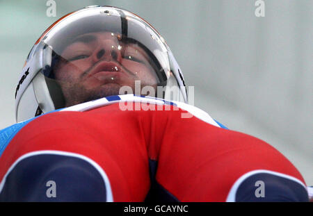 Adam Rosen, de la Grande-Bretagne, pendant une course d'entraînement dans le cadre de l'événement de luge pour hommes au Whistler Sliding Centre Whistler, Canada. Banque D'Images