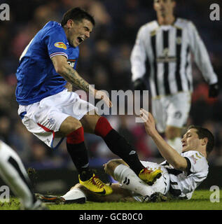 Les Nacho Novo des Rangers et Hugh Murray de St Mirren (Floor) se disputent lors de la cinquième série de la coupe écossaise à Ibrox, Glasgow. Banque D'Images