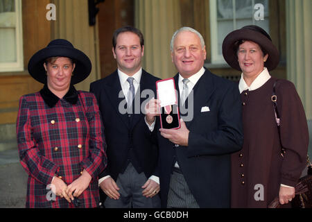 SIR IRVINE PATNICK, DÉPUTÉ CONSERVATEUR DE SHEFFIELD HALLAM, AVEC SA FEMME LADY LYNDA ET LEURS ENFANTS AU PALAIS DE BUCKINGHAM APRÈS AVOIR REÇU UNE NAISSANCE DE CHEVALIER DANS L'INVESTITURE. Banque D'Images