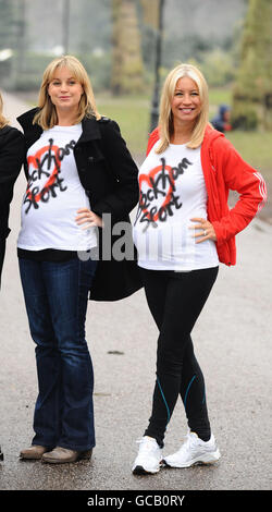 Kim Medcalf (à gauche) et Denise Van Outen prennent part à un mille de bosses et de bébés, en aide à Sport relief à Battersea Park, Londres. Banque D'Images