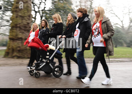 (De gauche à droite) Gail Emms, Carly Zucker, Kim Medcalf, Nemone et sa fille Ella, Natasha Kaplinsky et Denise Van Outen prennent part à un mille de bosses et de bébés, en aide à Sport relief à Battersea Park, Londres. Banque D'Images