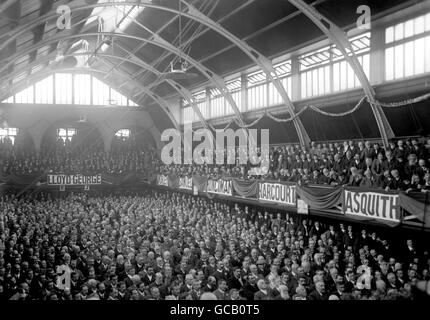 La foule massive écoute attentivement le député libéral et ministre David Lloyd George, le président de la Chambre de commerce, qui prononce un célèbre discours sur la « réforme agraire », à Swindon. Banque D'Images