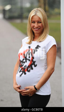 Denise Van Outen participe à un Mile de bosses et de bébés, à l'aide de Sport relief à Battersea Park, Londres. Banque D'Images