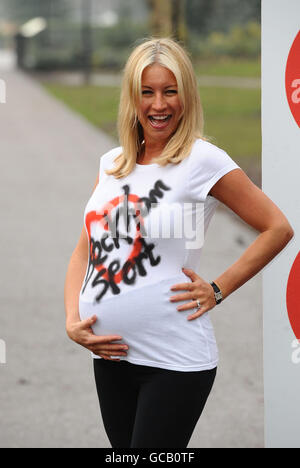 Denise Van Outen participe à un Mile de bosses et de bébés, à l'aide de Sport relief à Battersea Park, Londres. Banque D'Images