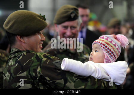 Le prince de Galles rencontre des soldats et leurs familles des soldats Ghurka attachés au régiment mercien lors de sa visite à la garnison de Catterick avant le déploiement des régiments en Afghanistan le mois prochain. Banque D'Images