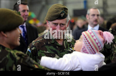 Le Prince de Galles rencontre les soldats Gurkha et leurs familles qui sont attachés au régiment mercien lors de sa visite à la garnison de Catterick avant le déploiement des régiments en Afghanistan le mois prochain. Banque D'Images