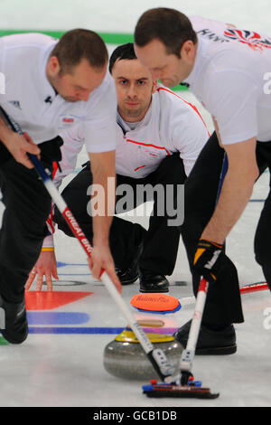 Le skip de la Grande-Bretagne David Murdoch regarde ses balais en action contre la Chine lors du match rond Robin des Bois de curling masculin au Vancouver Olympic Centre, Vancouver, Canada. Banque D'Images