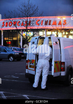 Scène d'un policier en criminalistique à l'extérieur du Showcase Cinema de Beckton, dans l'est de Londres. Trois adolescents sont interrogés par des détectives après qu'un jeune de 17 ans ait été mortellement poignardé à la suite de rapports d'un combat. Banque D'Images