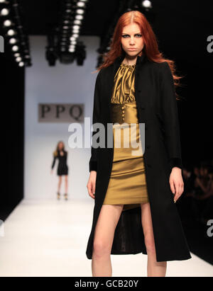 PASSERELLE PPQ - London Fashion week.Un modèle sur la piste du spectacle de passerelle PPQ pendant la semaine de la mode de Londres. Banque D'Images