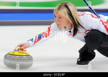 Le saut Eve Muirhead de la Grande-Bretagne s'exerce avant le match contre les États-Unis lors des matchs de robin de curling au Centre olympique de Vancouver, Vancouver, Canada, Jeux olympiques d'hiver de 2010 à Vancouver. Banque D'Images