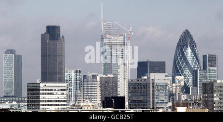 Toujours en construction, la tour Heron (au centre), située au 110 Bishopsgate à Londres, est devenue le bâtiment le plus haut du mille carré de la capitale et, une fois terminée, elle mesurera 246 mètres. Banque D'Images