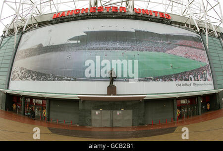 Une affiche sur le stand de l'est du stade de Manchester United montre un montage et une ancienne et nouvelle version du terrain à Old Trafford, Manchester. Banque D'Images