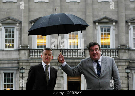 Trevor Sargent (à gauche) et Dan Boyle à Leinster House, Dublin, suite à la démission de Sargent du gouvernement. Banque D'Images