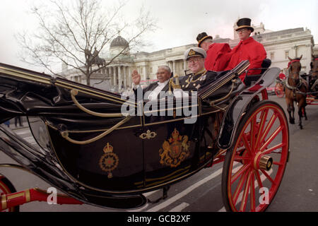 Le nouveau Haut Commissaire d'Afrique du Sud Mendi Msimang (l) quitte la Maison d'Afrique du Sud à Trafalgar Square, Londres, pour que le Palais de Buckingham soit en calèche avec le Vice-amiral Sir James Weatherhall, Marshall du corps diplomatique, pour présenter ses lettres de créance à la Reine. Banque D'Images