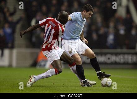 Football - FA Cup - Cinquième Round Replay - Stoke City / Manchester City - Britannia Stadium.Mamady Sidibe (à gauche) de Stoke City fouille Gareth Barry (à droite) de Manchester City pendant qu'ils se battent pour le ballon Banque D'Images