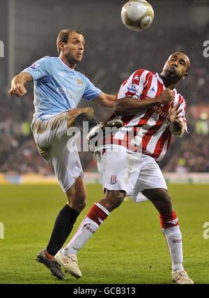 Football - FA Cup - Cinquième Round Replay - Stoke City / Manchester City - Britannia Stadium.Pablo Zabaleta (à gauche) de Manchester City et Ricardo Fuller (à droite) de Stoke City se battent pour le ballon Banque D'Images