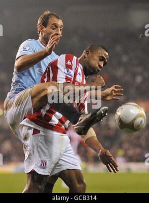 Pablo Zabaleta de Manchester City (à gauche) et Ricardo Fuller de Stoke City (à droite) lutte pour le ballon Banque D'Images