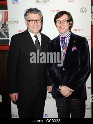 Jack Vettriano et Mark Psarolis (à droite) arrivent avant que le gagnant du prix Johnnie Walker Blue Label Great Scot Award ne soit annoncé à Boisdale de Belgravia, Londres. Banque D'Images